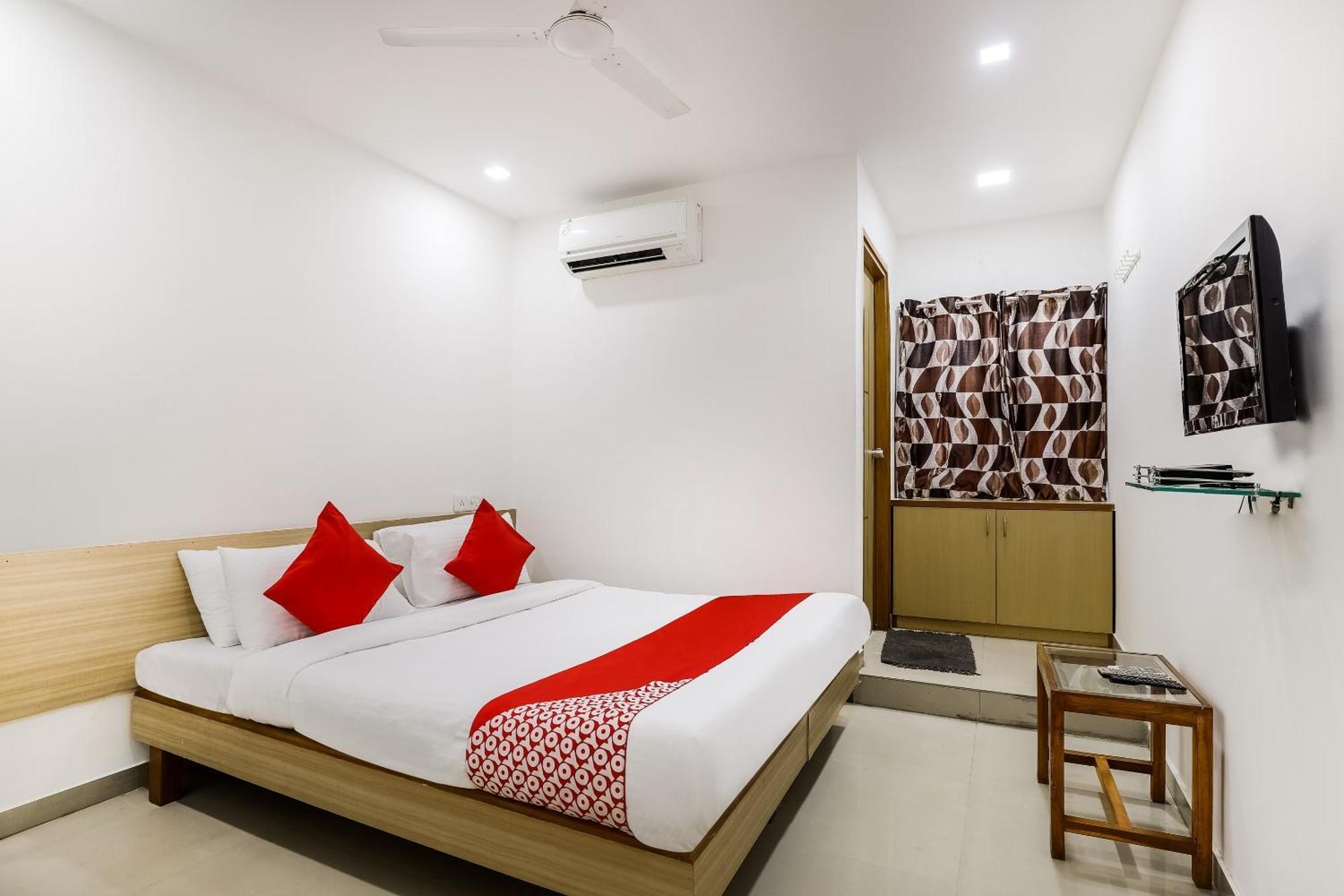 Oyo Hotel D Veeray Ahmedabad Eksteriør bilde
