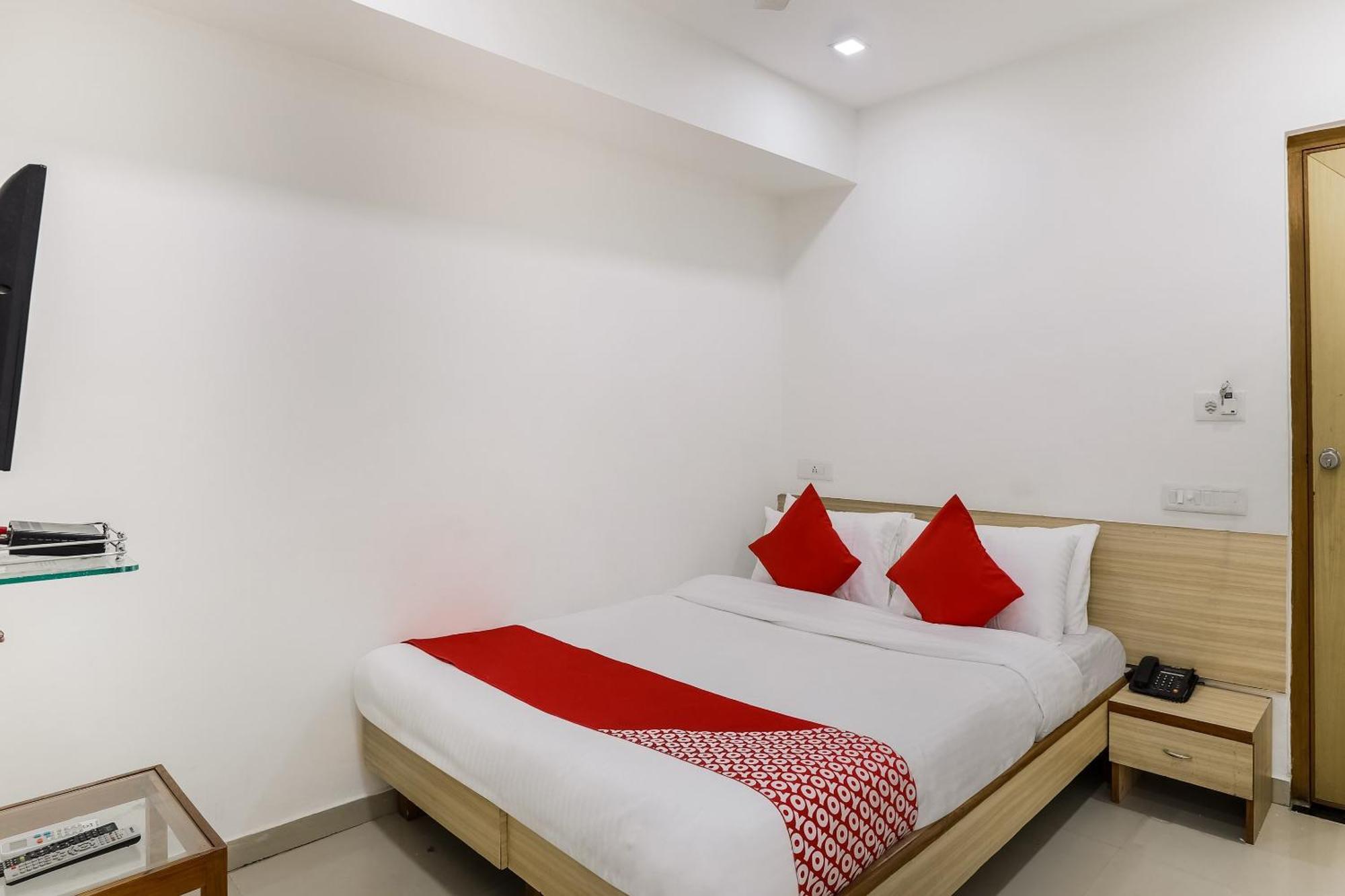 Oyo Hotel D Veeray Ahmedabad Eksteriør bilde