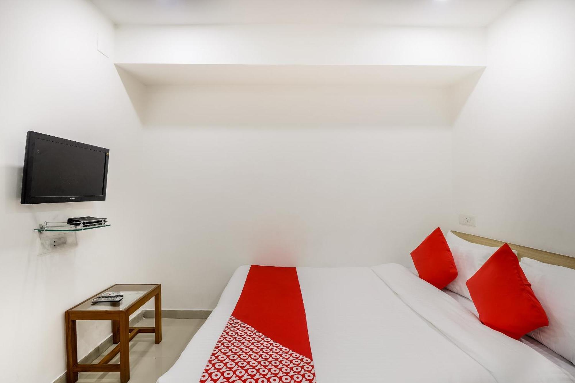 Oyo Hotel D Veeray Ahmedabad Eksteriør bilde