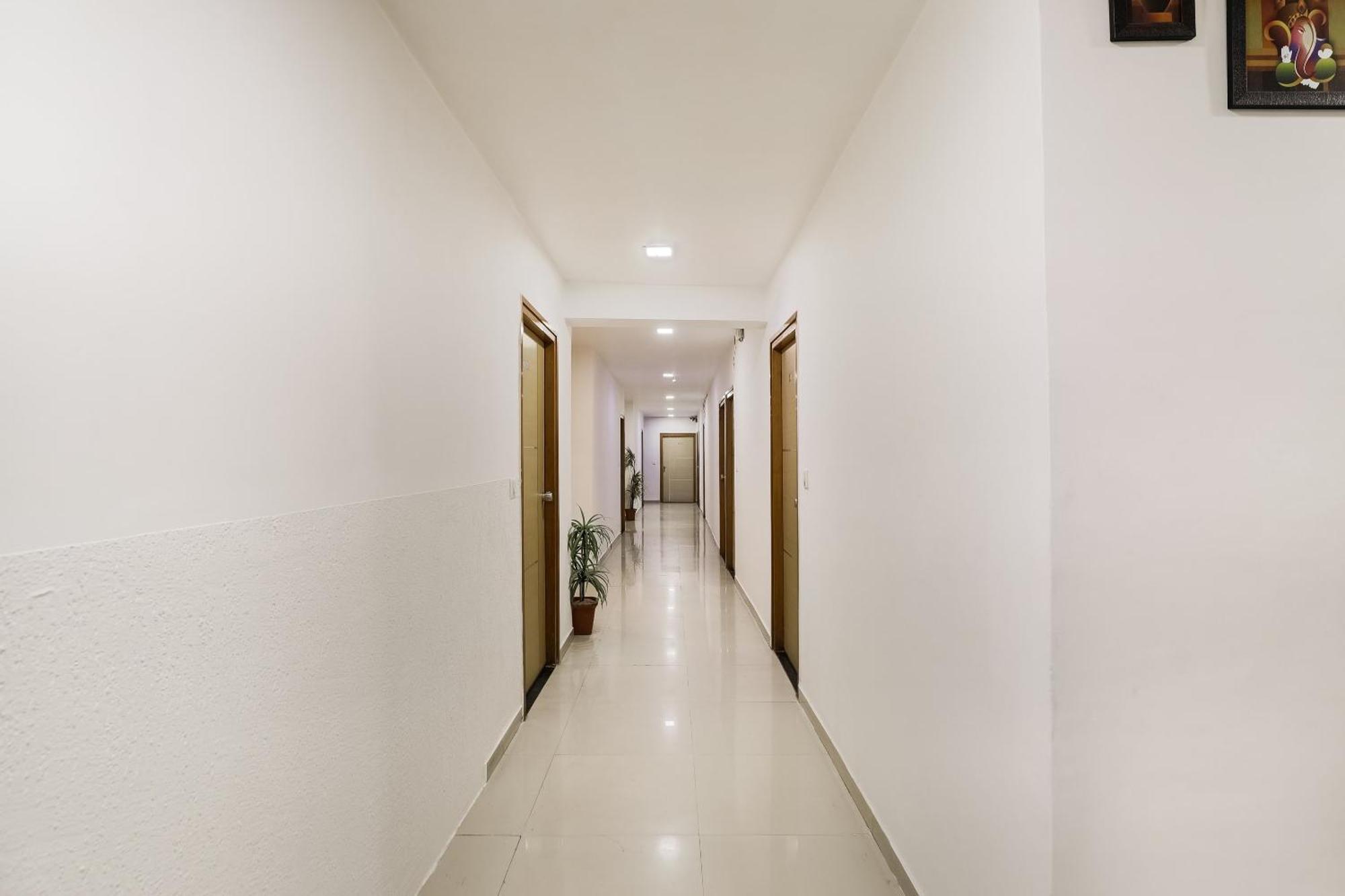 Oyo Hotel D Veeray Ahmedabad Eksteriør bilde