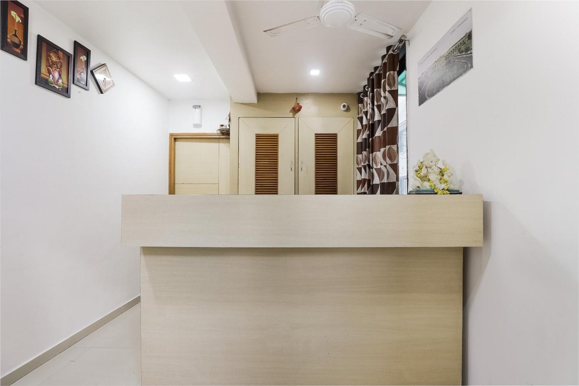 Oyo Hotel D Veeray Ahmedabad Eksteriør bilde