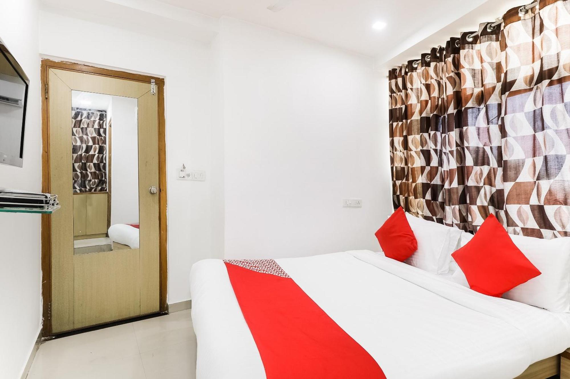 Oyo Hotel D Veeray Ahmedabad Eksteriør bilde