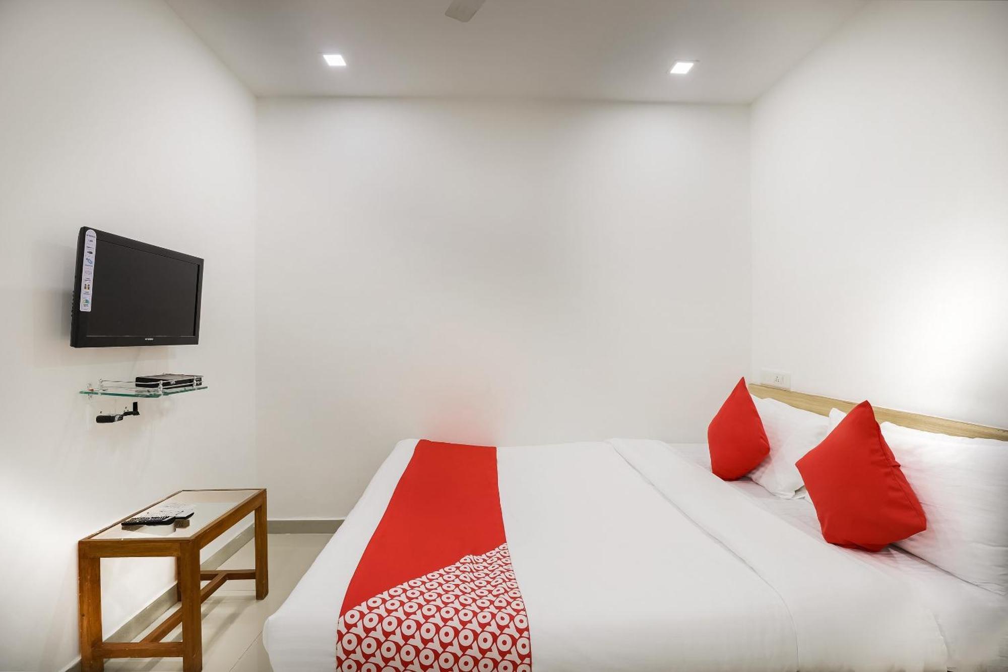 Oyo Hotel D Veeray Ahmedabad Eksteriør bilde
